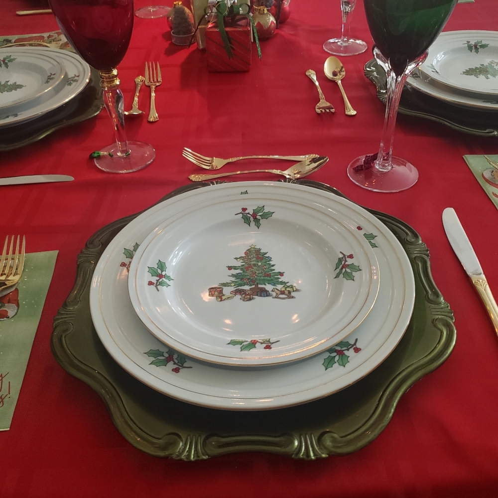Traditional Christmas Table Setting for 12 Guests